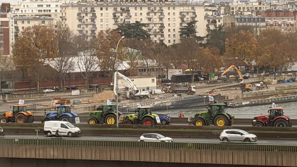 Campagne marketing de folie pour #FarmingSimulator sur le perif parisien ?? pic.twitter.com/xXXfHjHEQs