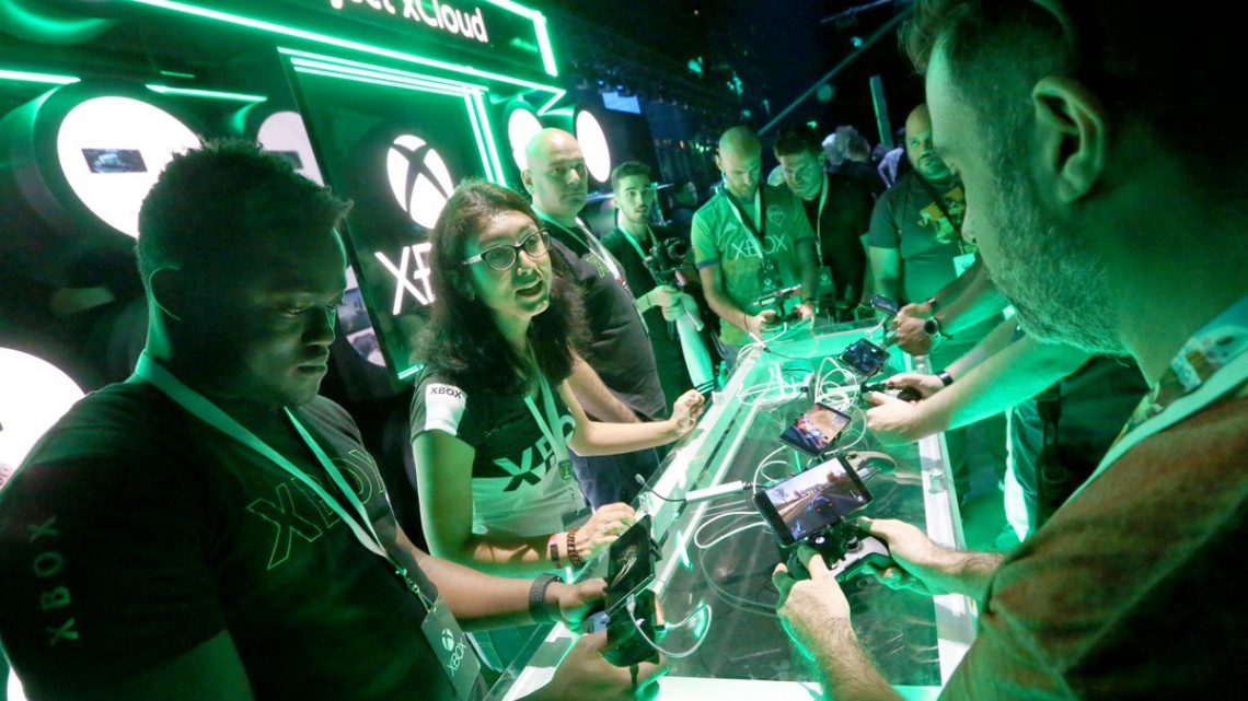 En 2021 #xCloud, le service de streaming Gaming de #Microsoft, fera la transition de la #XboxOneS à la #XboxSeriesX !De quoi avoir des jeux magnifiques sur notre Smartphone #Android ou #IOS ! pic.twitter.com/UhirDEWEzJ