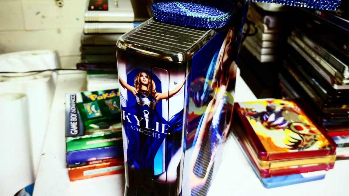 Cadeau pour vous Ma pièce la plus rare et cultissime. Xbox 360 édition Kylie Minogue. Avec kinect full crystal Swarovski.
5 exemplaires dans le monde.
Pas a vendre NATURELLEMENT . https://t.co/kTUqzgbn2N
