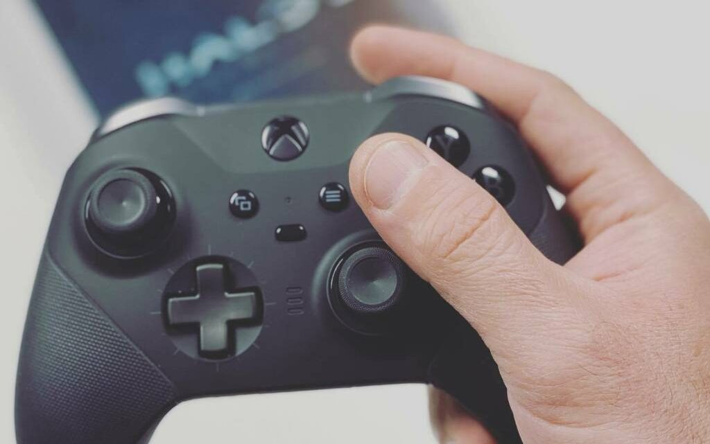 An Elite in Halo or Halo with an Elite ? #halo #xbox #videogames #xboxone #halo5 #halo5guardians #343industries #elite #controller #instagamer #instagaming https://t.co/u9rxE1wD8u pic.twitter.com/MR5WFjQUDv