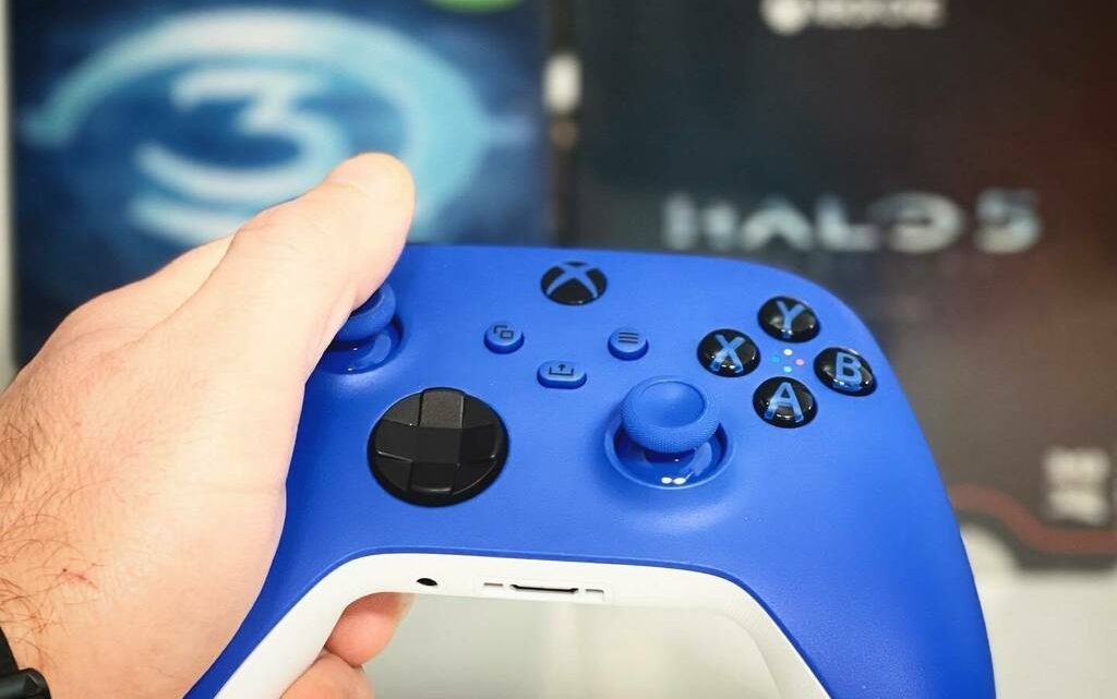 Blue Time ! #XboxSeriesX #XboxSeriesS #Controller #ShockBlue #Xbox #manette #halo #halo3 #halo5 #halo5guardians #playtime #instagamer #instagaming #xboxmvp https://t.co/5hW5v5c24R pic.twitter.com/D7YClOleo4