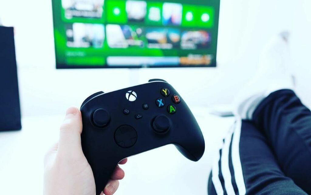 A la cool ? #xbox #xboxseries #xboxseriess #xboxseriesx #microsoft #gaming #instagamer #instagaming #xboxmvp #manette #controller Crédits : @minimaldann https://t.co/0ZiY0t7dv9 https://t.co/maXEGcoSmF