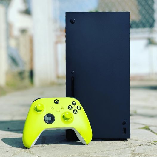 The Beauty and The Beast ? La Belle et la Bête #xbox #xboxseriesx #black #green #electricvolt #photoshoot #gaming #inst…